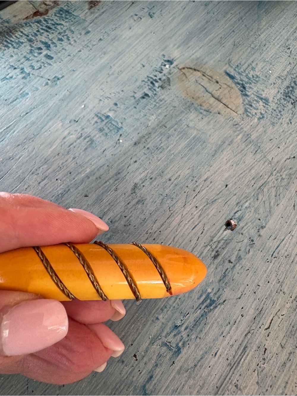 Bakelite Vintage Butterscotch Resin Bar Pin w/Twisted Gold Decorative Rope Inlay - Picture 6 of 14